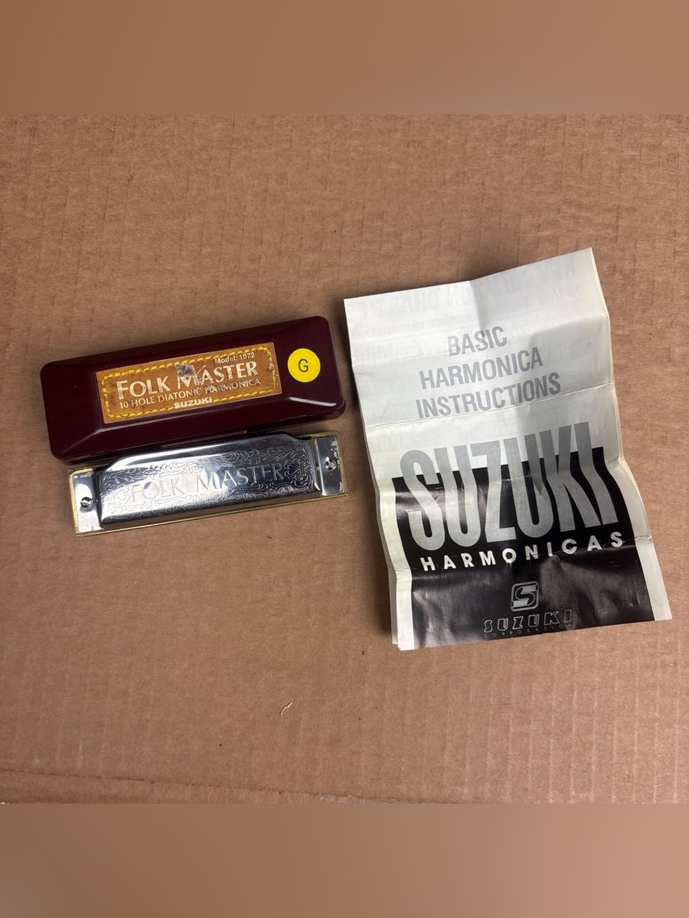 Suzuki Folk Master Harmonica 10 Hole Key of G Model 1072 with Plastic Case Book